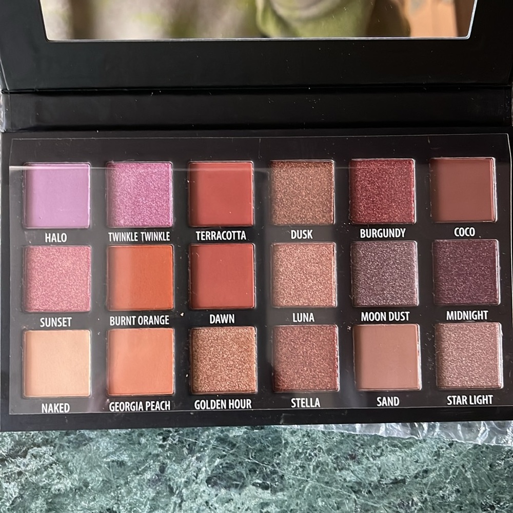 New unused KAB Cosmetics ‘Day + Night’ eyeshadow palette (18 colors)